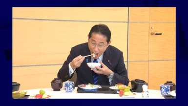 Le Premier ministre japonais Fumio Kishida mange du poisson de Fukushima, dans une vidéo postée par le gouvernement sur les réseaux sociaux, le 30 août 2023.