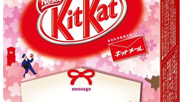 Une boîte de Kitkat destinée à être envoyée par la poste