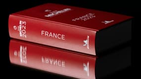 Le guide rouge Michelin 2023 pour la France, photographié le 2 mars 2023 à Paris