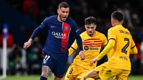 Lucas Hernandez face à Pedri et Joao Cancelo lors de PSG-Barça, le 10 avril 2024
