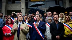 Le maire de Grenoble, Eric Piolle (c) et des élus rassemblés lors d'un hommage à l'employé municipal Lilian Dejean, le 9 septembre 2024 à Grenoble