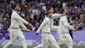 Antoine Dupont et l'équipe de France de rugby à 7 célèbrent le titre de champion olympique, le 27 juillet 2024.