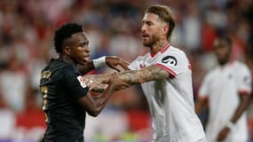 Sergio Ramos s'accroche avec Vinicius Jr lors du match Séville-Real Madrid (1-1, 10e journée de Liga), le 21 octobre 2023