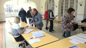 Les habitants de Trith-Saint-Léger font la queue pour recevoir leurs chèque inflation énergie en mars 2023.