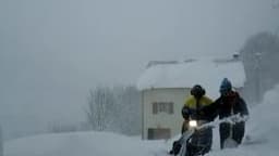 Opération de déneigement à Gèdre dans les Hautes-Pyrénées. - Témoins BFMTV