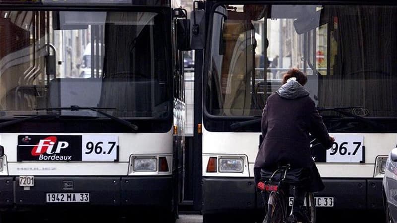Le trafic des bus et des tramways était fortement perturbé jeudi dans l'agglomération bordelaise en raison d'une grève des personnels de l'opérateur Keolis. /Photo d'archives/REUTERS/Régis Duvignau