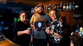 Les biologistes marins du NIWA, Rachael Peart (à gauche) et Kareen Schnabel (à droite), avec le gagnant du concours, Brayden Rawlinson, qui présente le nouvel isopode nommé "Pentaceration forkandbrewer".