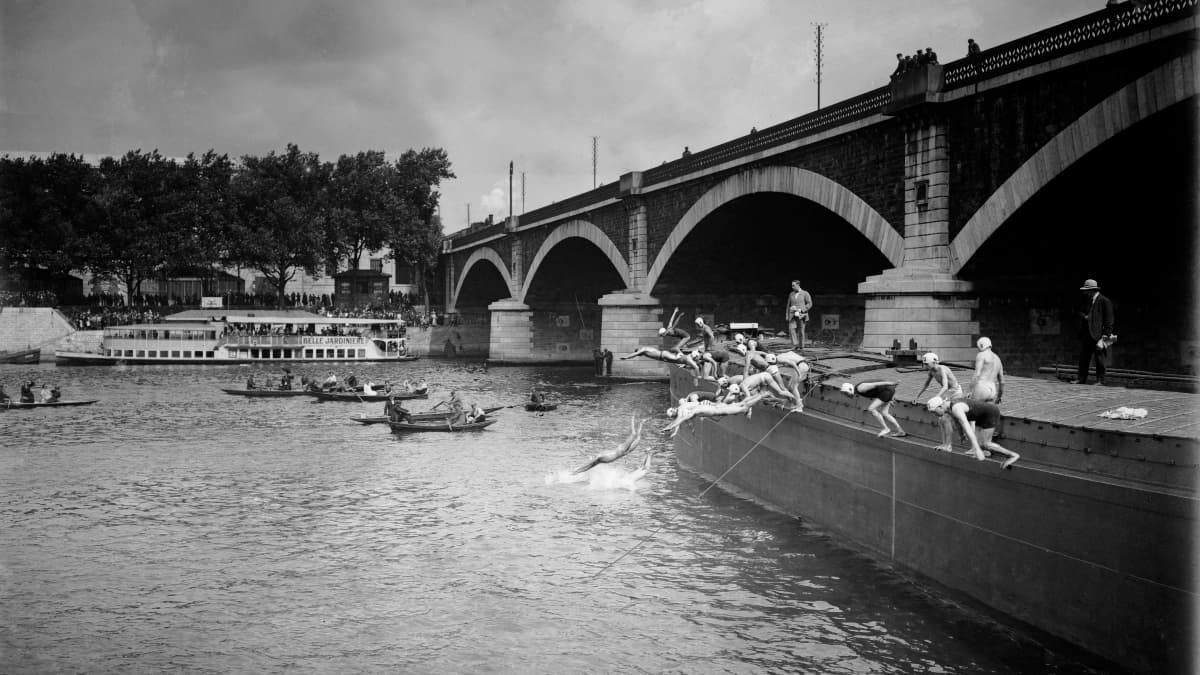 Des plongeurs prennent le départ de la traversée de Paris à la nage le 19 août 1923