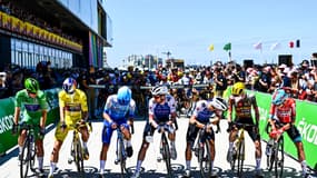 Les coureurs au départ de la 4e étape du Tour de France 2022