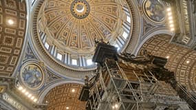 Le Baldaquin de la basilique Saint-Pierre de Rome en travaux le 21 février 2024