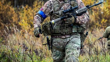 Un fusil d'assaut de type Airsoft, un jeu utilisant des répliques d'armes à feu, qui propulsent des billes en plastique.