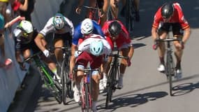 Mark Cavendish a lourdement chuté après avoir été bousculé par Peter Sagan à quelques kilomètres de l'arrivée de la 4e étape du Tour de France 2017.