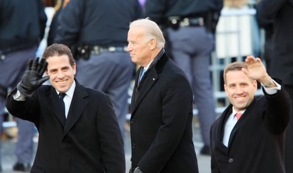 Joe Biden avec ses fils Hunter (à gauche) et Beau (à droite), à Washington en 2009.
