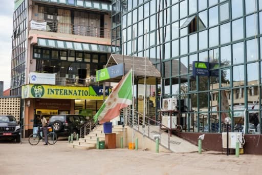 Drapeau en berne à Bujumbura le 9 juin 2020 après la mort du président burundais Pierre Nkurunziza Drapeau en berne à Bujumbura le 9 juin 2020 après la mort du président burundais Pierre Nkurunziza