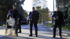 Des officiers montent la garde devant la cité des Jardins de l'Empereur, à Ajaccio, lundi 28 décembre 2015.