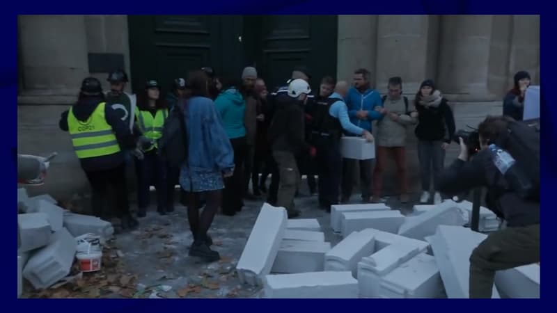 Des militants écologistes devant le ministère de la Transition écologique 