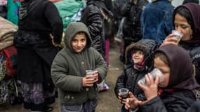 Des Roms patientent pendant la destruction de leur camp, à Villeurbanne, en mars dernier.