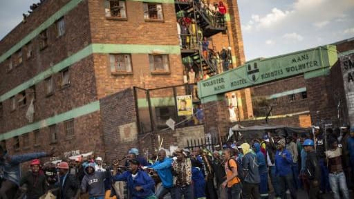 Une foule en colère manifeste le 17 avril 2015 contre des immigrants à Jeppestown, un quartier de Johannesburg