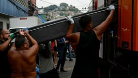 Des habitants chargent le corps de personnes tuées lors d'une opération antidrogue à Rio de Janeiro au Brésil le 29 Octobre 2025
