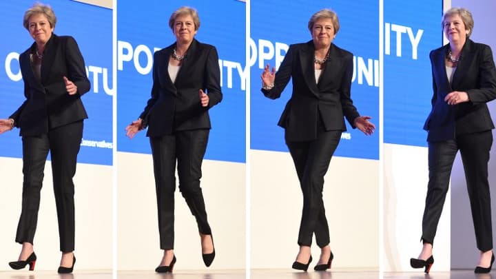 Theresa May esquisse quelques pas de danse avant son discours, ce mercredi, devant les Conservateurs réunis à Birmingham.