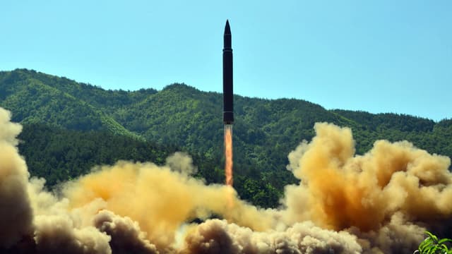 Photo fournie le 5 juillet 2017 par l'agence officielle nord-coréenne Kcna d'un tir de missile balistique nord-coréen dans un lieu non précisé