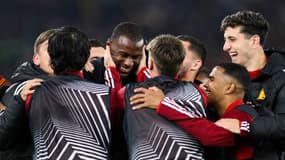Evan Ndicka fêté par ses coéquipiers de l'AS Roma quelques jours après son malaise sur le terrain, 18 avril 2024