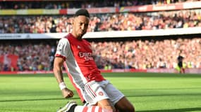 La joie de l'attaquant gabonais d'Arsenal Pierre-Emerick Aubameyang, après avoir marqué le 2e but contre Tottenham, lors de leur match de Premier League, le 26 septembre 2021 à l'Emirates Stadium à Londres