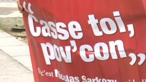 Une affiche "casse toi pov'con", brandie lors d'une manifestation