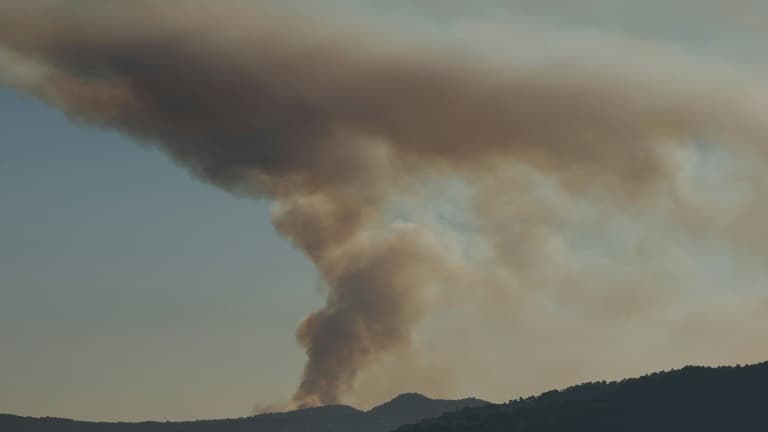 La fumée d'un incendie de forêt près de Fréjus, le 17 juillet 2025 dans le Var