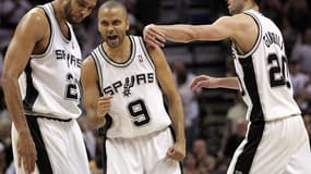 Tony Parker entouré de Tim Duncan et Manu Ginobili