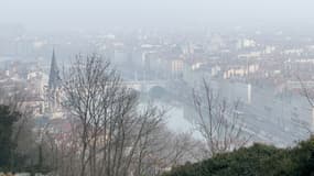 Le ciel de Lyon (Rhône) lors d'un épisode de pollution aux particules fines le mardi 21 janvier 2025.