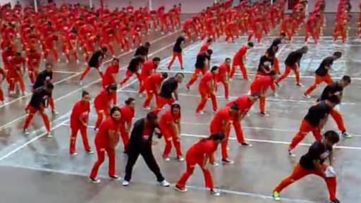 Les prisonniers de Cebu aux Philippines ont repris la chanson de PSY, Gangnam Style.