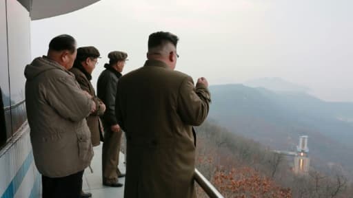 Photo non datée fournie le 19 mars 2017 par l'agence officielle nord-coréenne Kcna du leader Kim Jong-Un (d) assiste à un essai au sol d'un moteur très puissant sur le site de lancement de Sohae Photo non datée fournie le 19 mars 2017 par l'agence officielle nord-coréenne Kcna du leader Kim Jong-Un (d) assiste à un essai au sol d'un moteur très puissant sur le site de lancement de Sohae