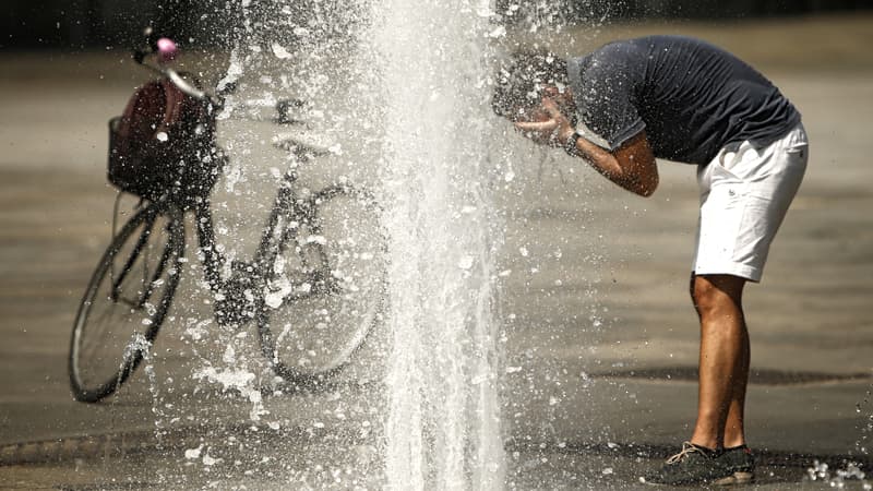 Un homme se rafraîchit dans une fontaine de Turin, le 2 août 2017. 