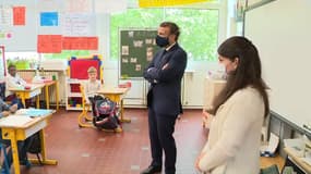 Emmanuel Macron visite une école de Poissy, dans les Yvelines, le 5 mai 2020.