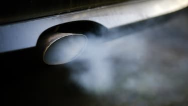 Les moteurs qui tournent à l'arrêt; une source inutile de pollution.