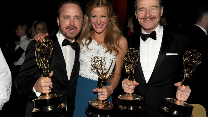 Aaron Paul, Ana Gunn et Bryan Cranston (de gauche à droite) avec leur Emmys, lundi à Los Angeles.