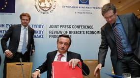 Les inspecteurs du FMI Poul Thomsen, de l'UE Servaas Deroose et de la BCE, Klaus Masuch, lors d'une conférence de presse à Athènes. La Grèce a accusé l'Europe et le FMI d'ingérence dans ses affaires intérieures après que les trois hommes ont demandé un pl