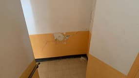 Un expert s'est rendu dans l'immeuble afin d'y analyser les nombreuses fissures, comme celle-ci, présentes dans le bâtiment. 