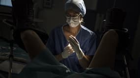 Une gynécologue dans un centre de fertilité en octobre 2022 (Photo d'illustration).