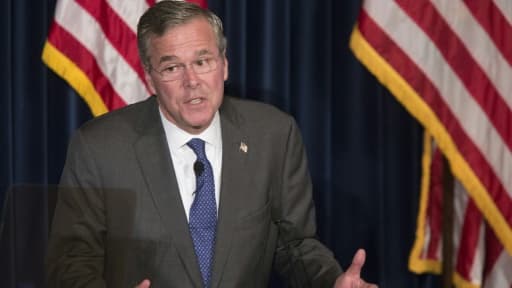 Jeb Bush candidat à la primaire républicaine s'adresse à l'assistance, lors d'un discours sur la politique internationale le 11 août 2015 à Simi Valley (Californie)
