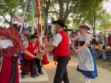 Des danses traditionnelles prennent place lors du festival alsacien du Texas. 