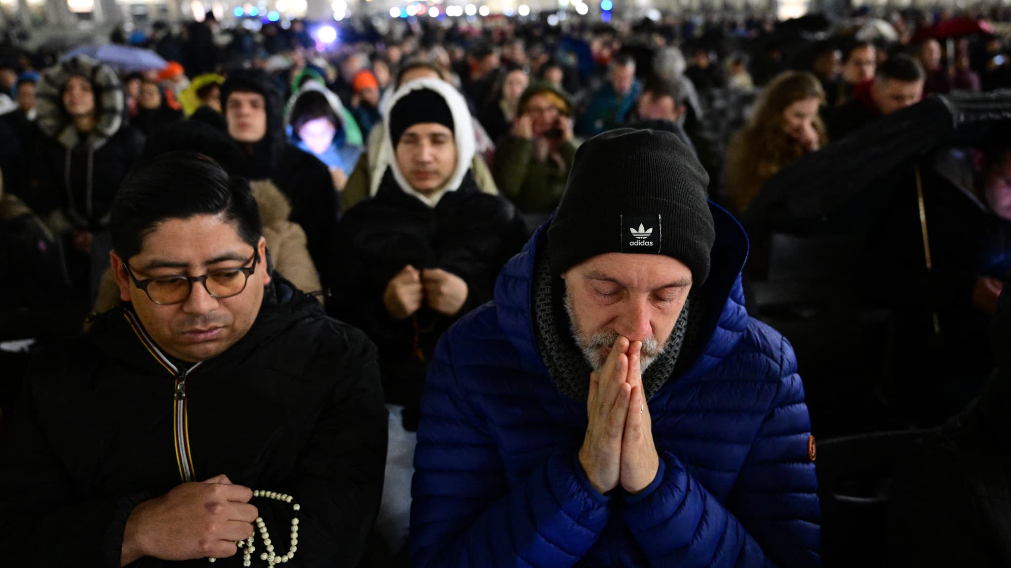 Des croyants assistant à la prière du rosaire pour la santé du pape François, hospitalisé pour une pneumonie, à la basilique Saint-Pierre au Vatican, le 24 février 2025. (Photo d'illustration)