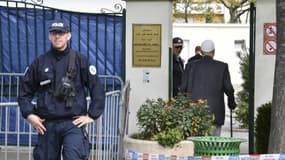 Un policier surveille la Grande Mosquée de Colmar, le dimanche 22 septembre 2019