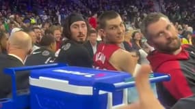Un spectateur assis au premier rang a donné à Kevin Love, Tyler Herro et Jaime Jaquez Jr. les détails de l’échange qui a envoyé Jimmy Butler aux Golden State Warriors - le 06/02/2025