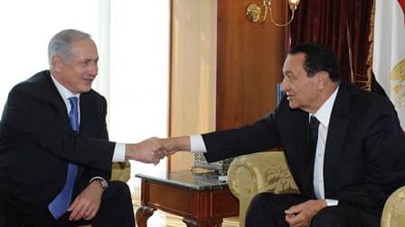 Le président égyptien Hosni Moubarak (à droite) a demandé au Premier ministre israélien Benjamin Netanyahu d'infléchir sa position afin de relancer les pourparlers de paix avec les Palestiniens, lors d'une rencontre à Charm el Cheikh. /Photo prise le 6 ja