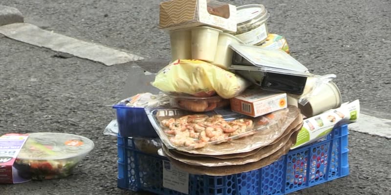 Un bac rempli de produits de grande distribution jetés.