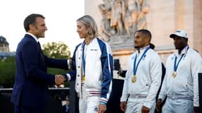 La championne olympique de triathlon Cassandre Beaugrand saluée par Emmanuel Macron après la "Parade des champions" des JO 2024, 14 septembre 2024
