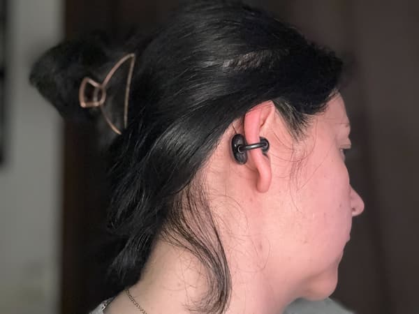 Les écouteurs proposent un clip sur l’hélix façon boucle d’oreille