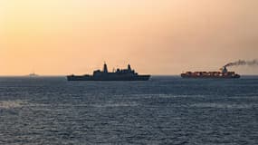 Sur cette photo fournie par le Commandement central américain, des forces américaines patrouillent en mer d'Oman près du M/V Touska le 20 avril 2026